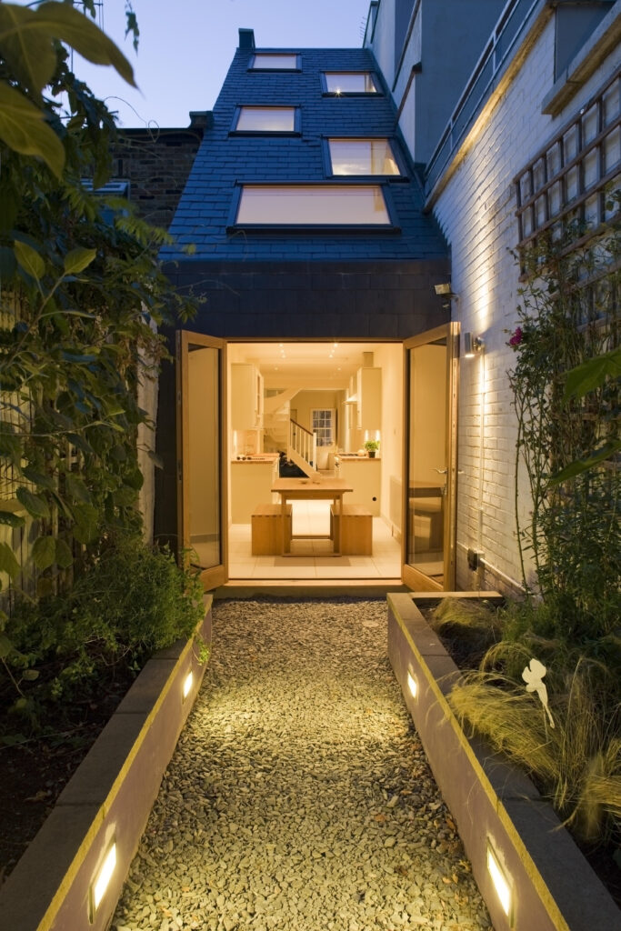 External photo of Slim House by Alma-Nac