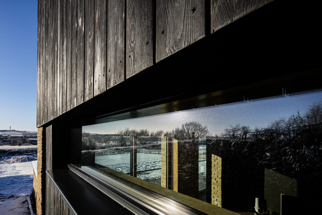 external photo of window reveal at Sort Trae